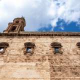 Torniamo sui nostri passi e raggiungiamo la facciata laterale della chiesa, contraddistinta da quattro eleganti finestre